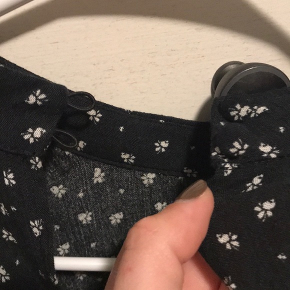 AMERICAN EAGLE cold shoulder top - Picture 3 of 5